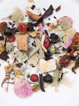 Nahaufnahme Bio-Kräutertee mit Hagebutte für kalte Tage